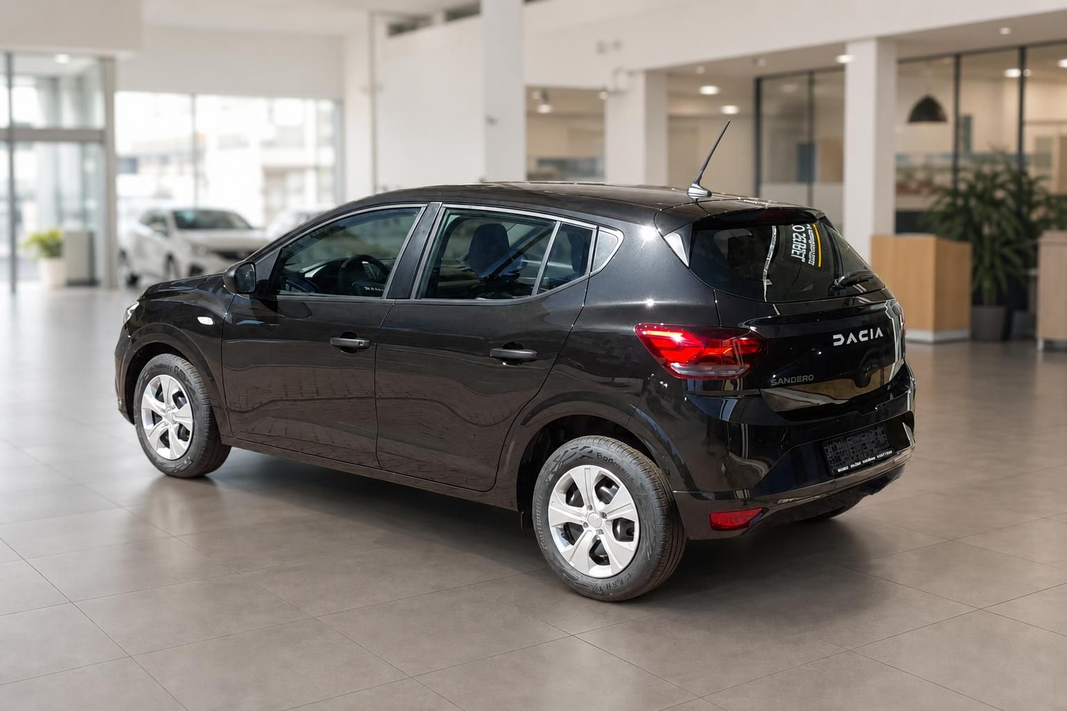 Dacia Sandero schwarz Dreiviertelansicht hinten im Autohaus Showroom