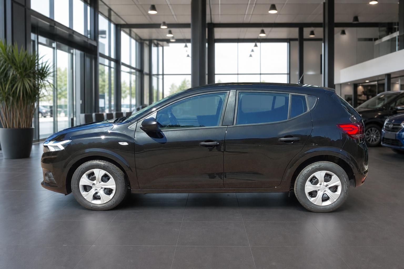 Dacia Sandero schwarz Seitenansicht links im Autohaus Showroom