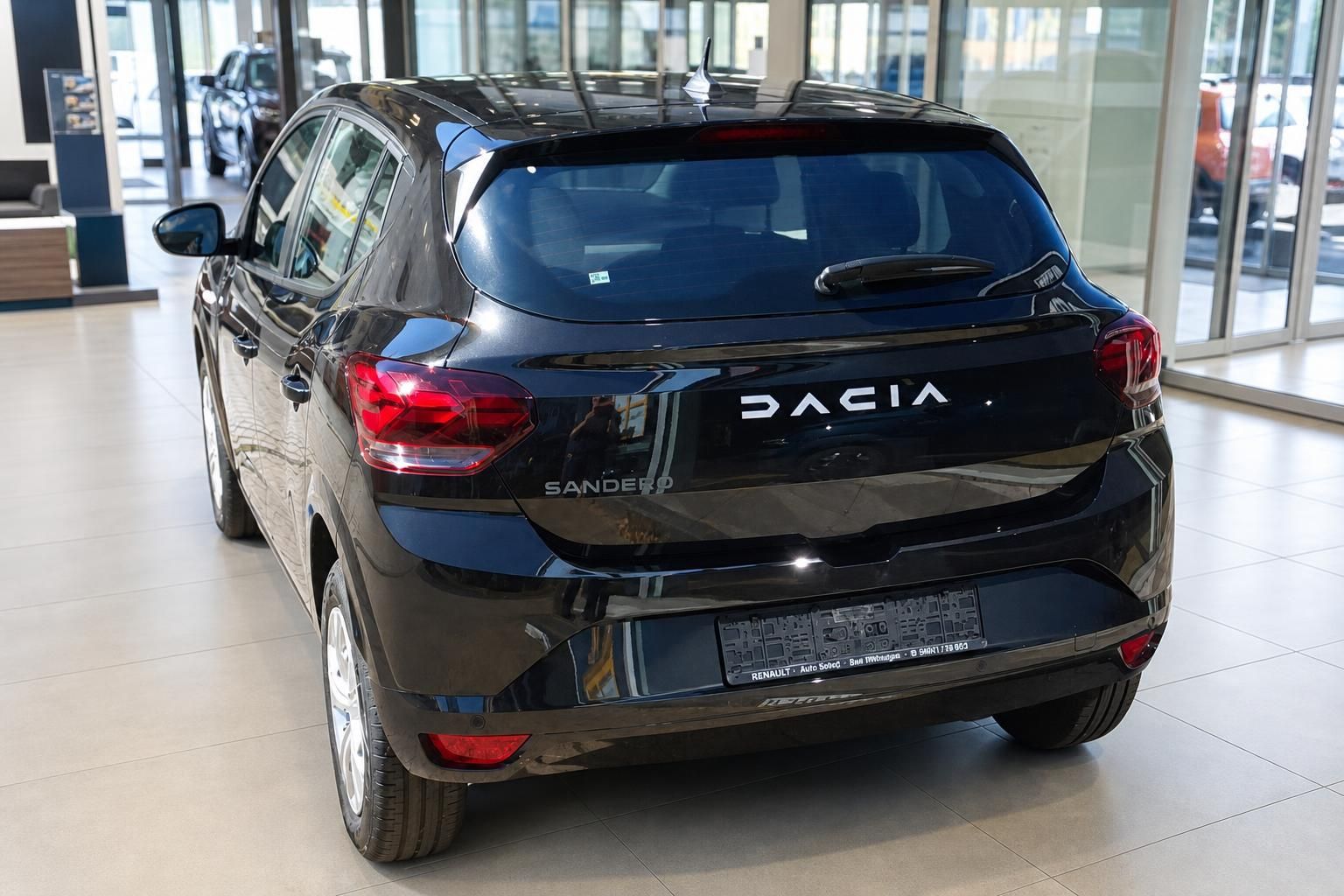 Dacia Sandero schwarz Heckansicht mit Kennzeichen im Autohaus
