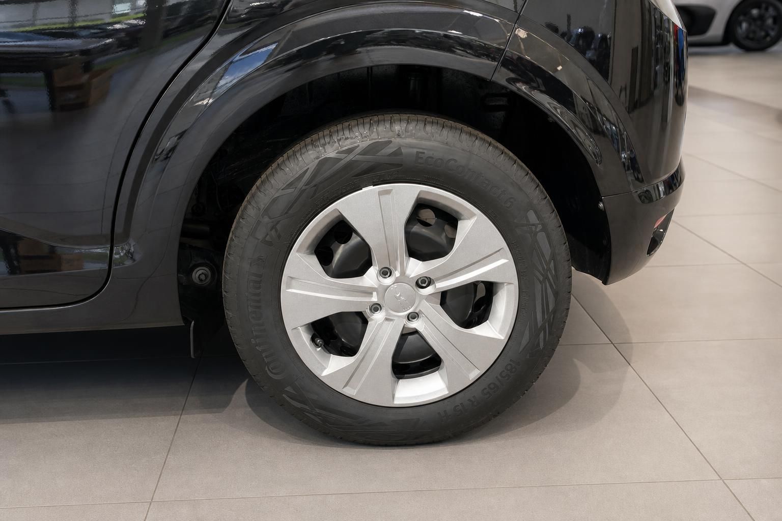Dacia Sandero Detailaufnahme Felge und Reifen - silberne Alufelge mit Bridgestone Bereifung