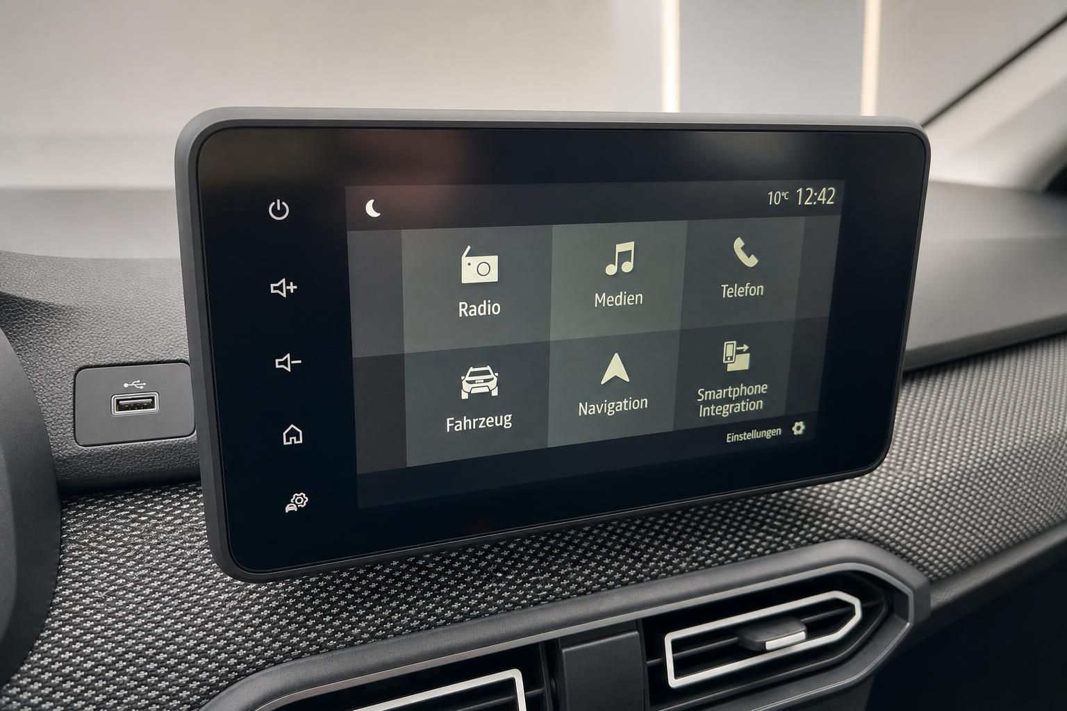 Touchscreen Infotainment-System mit Navigation und Medienmenü im Fahrzeug-Cockpit