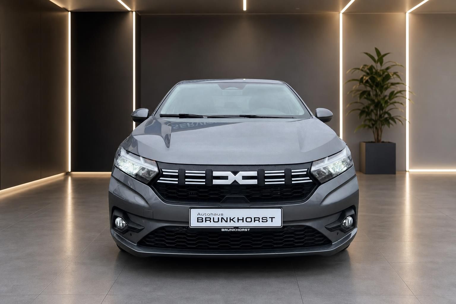 Dacia Sandero grau metallic Frontansicht mit LED-Scheinwerfern im Autohaus Brunkhorst