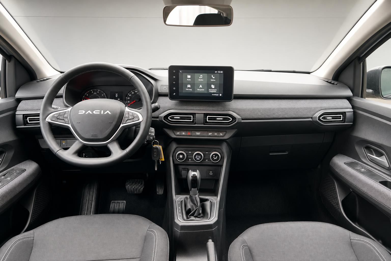 Dacia Sandero Innenraum mit Touchscreen-Display und Lenkrad aus Fahrerperspektive
