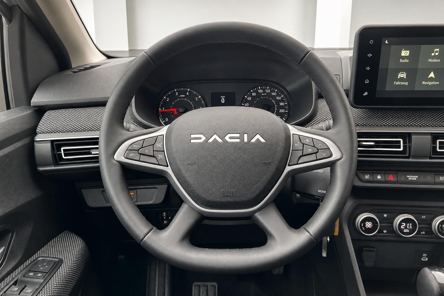 Dacia Innenraum mit Lenkrad, Armaturenbrett und Infotainment-Display - moderne Fahrzeugausstattung