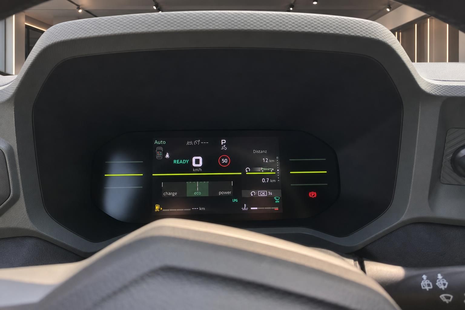 Digitales Kombiinstrument mit Tacho und Fahrinformationen im Cockpit