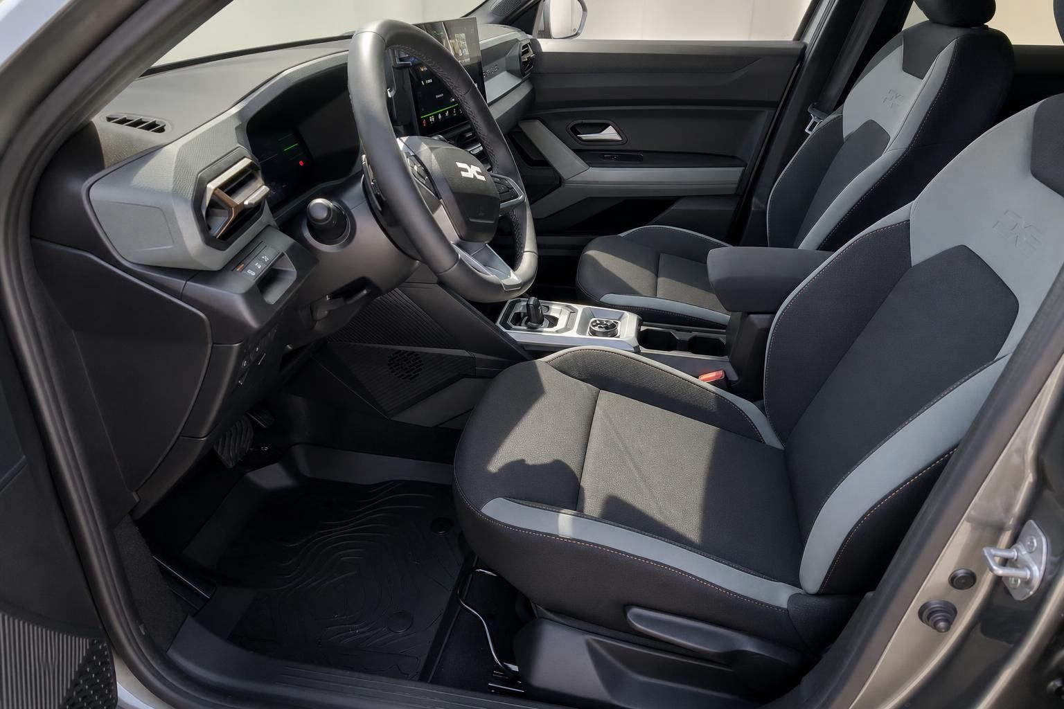 Dacia Innenraum mit Sportsitzen und Cockpit im Detail