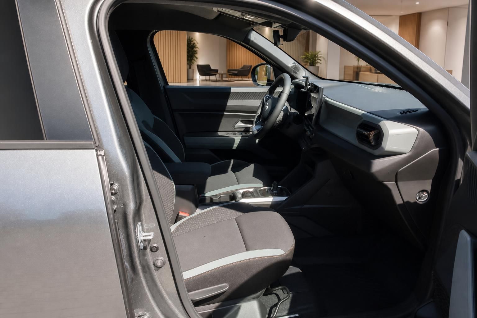 Dacia Duster Cockpit mit Blick auf Fahrersitz und Armaturenbrett