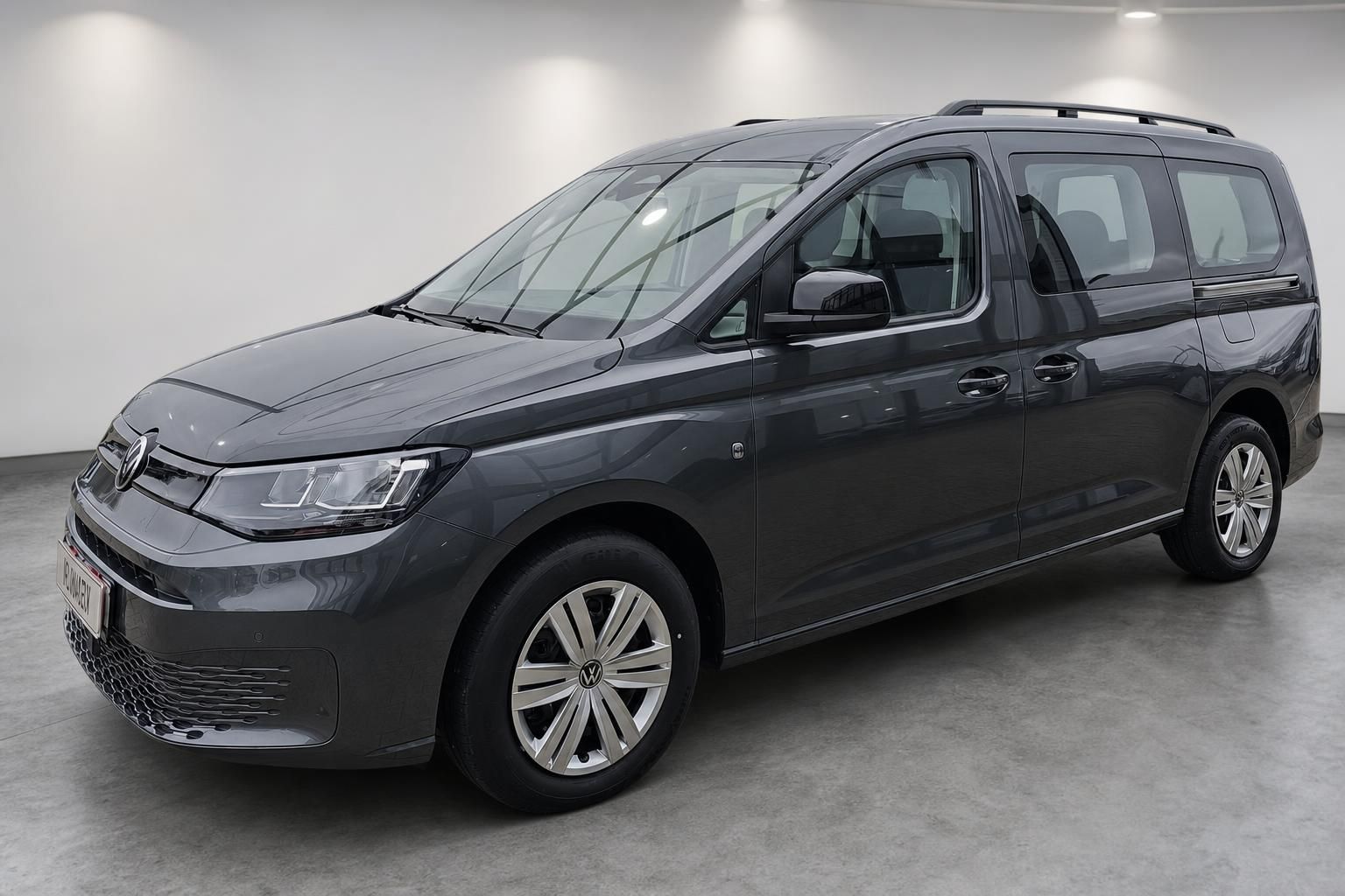 VW Caddy grau metallic Frontansicht Studio