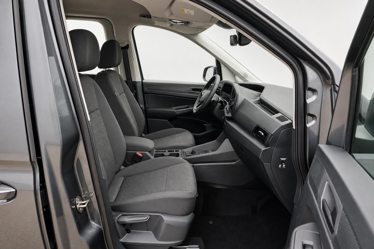 VW Caddy Innenraum Vordersitze und Armaturenbrett