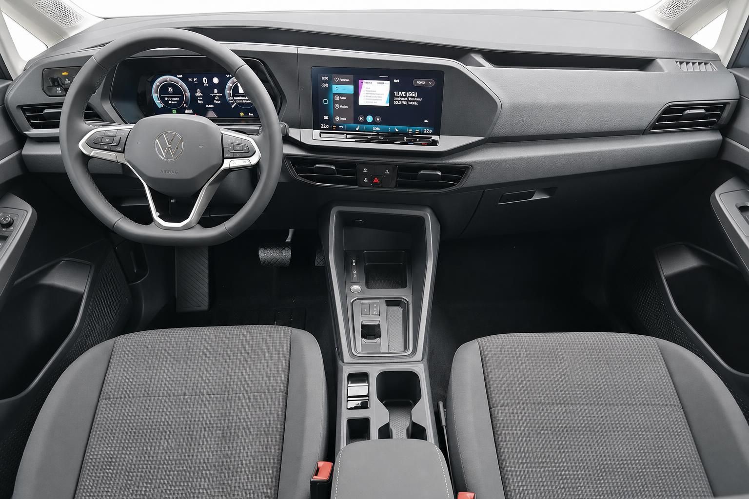 VW Caddy Cockpit mit Lenkrad und Infotainment