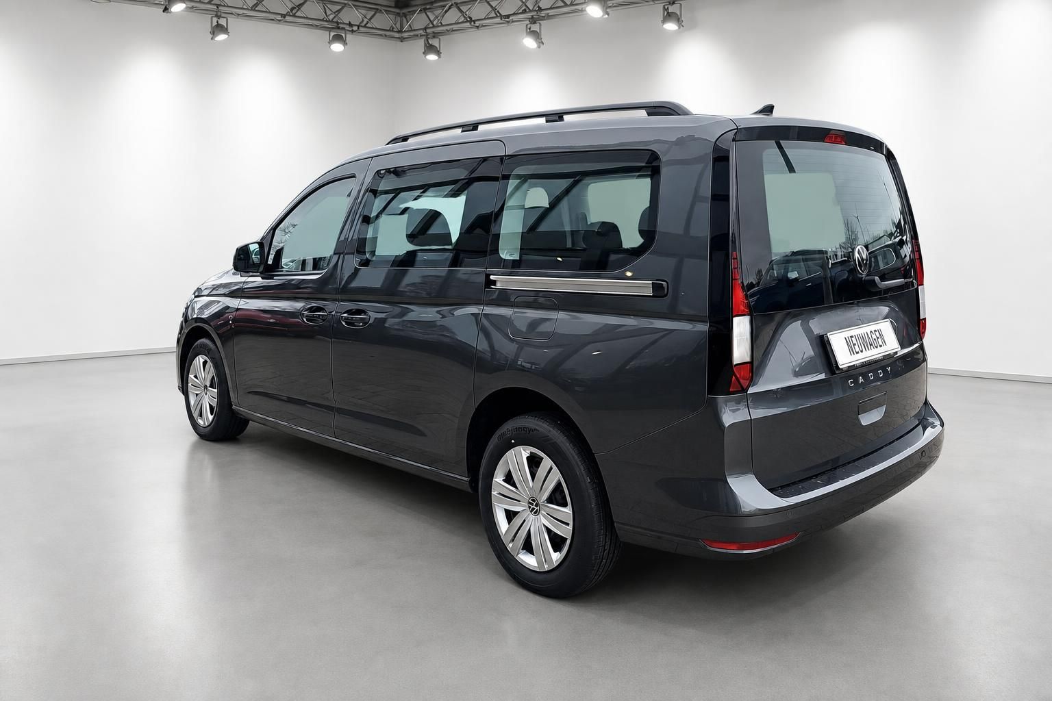 VW Caddy Neuwagen dunkelgrau Heckansicht seitlich im Studio