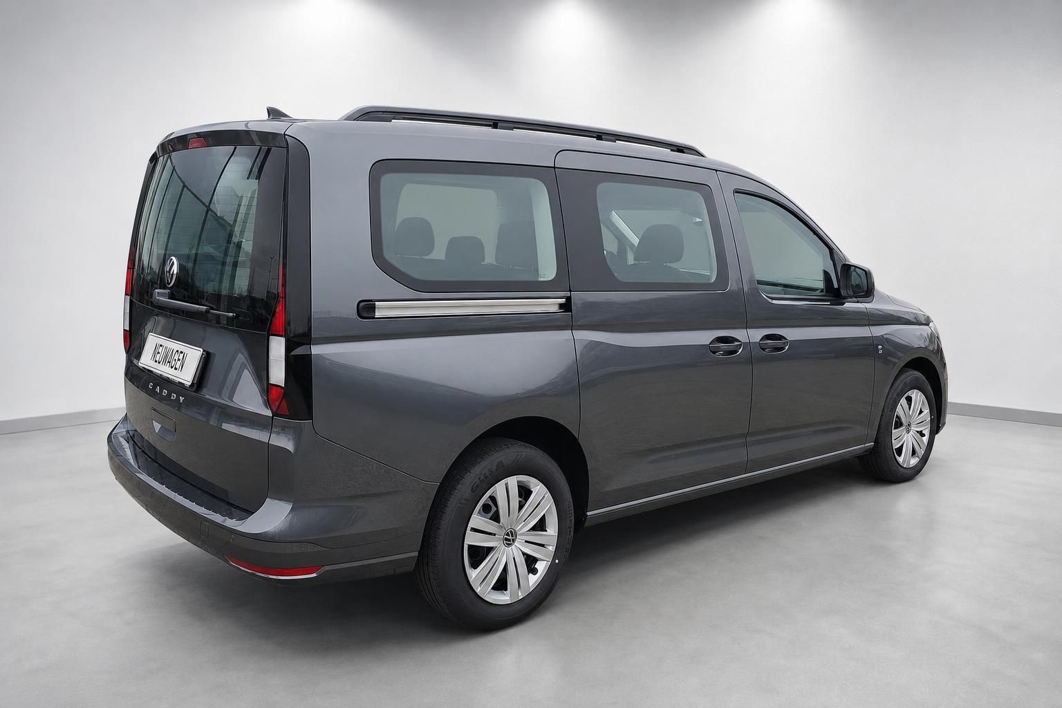 VW Caddy grau, Heckansicht schräg im Studio fotografiert
