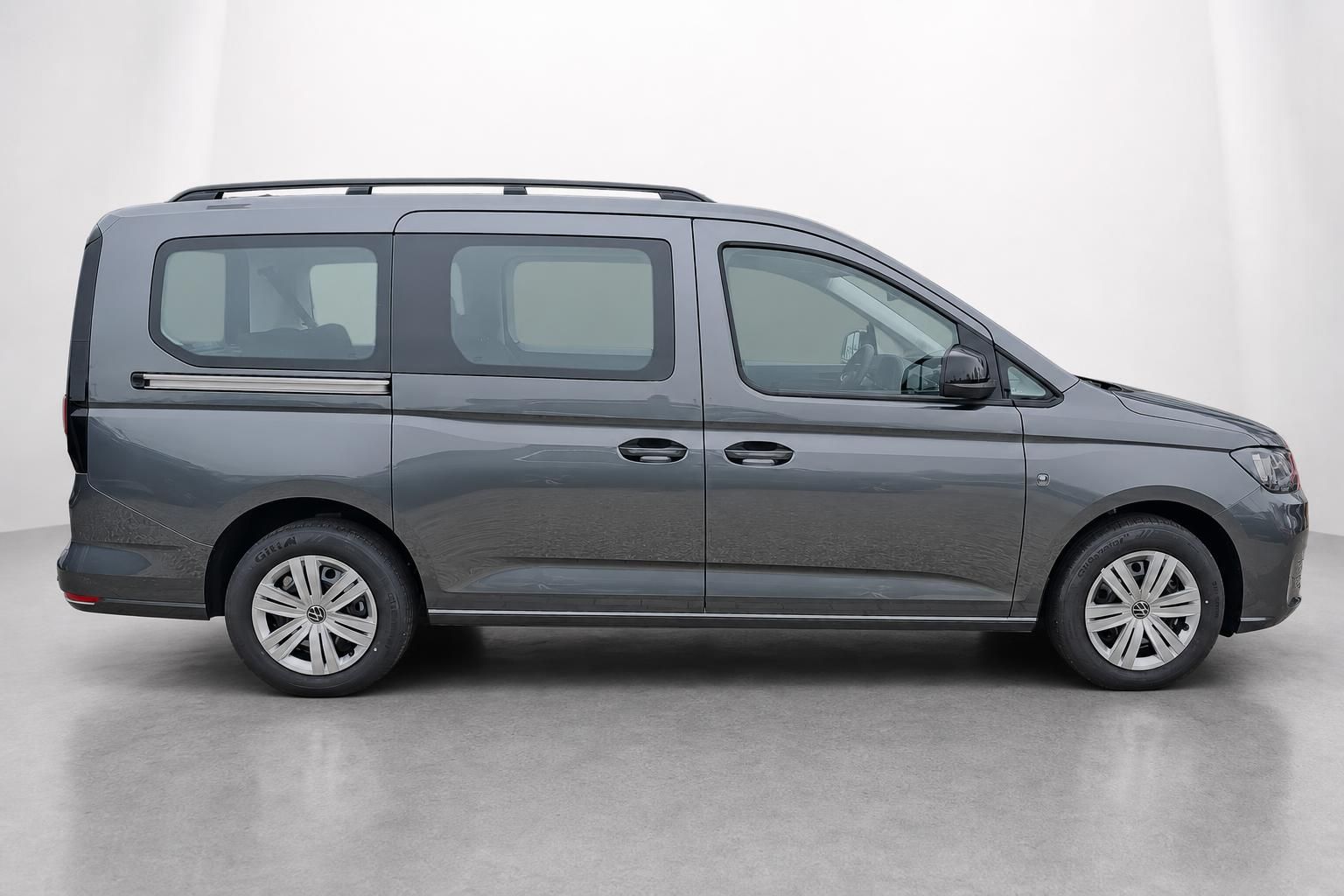 VW Caddy grau, Seitenansicht als Neuwagen im Fotostudio