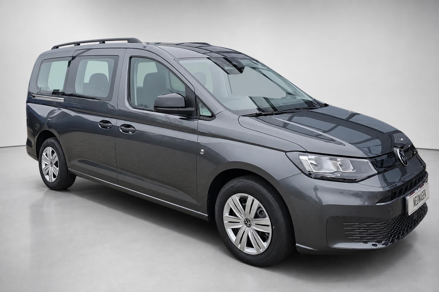 VW Caddy grau, Frontansicht schräg im Fotostudio