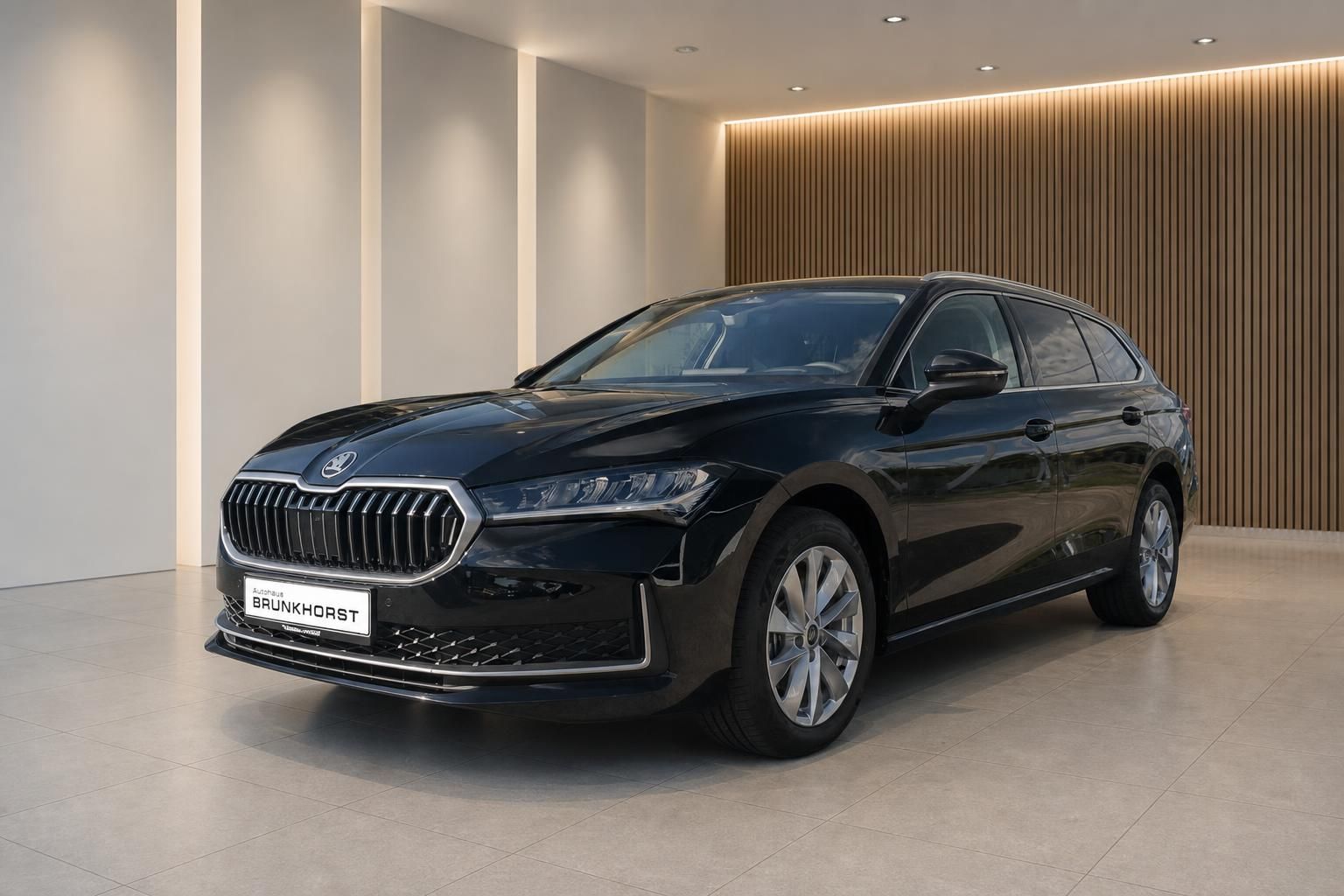 Skoda Superb Kombi in Schwarz - Seitenansicht im Autohaus-Showroom