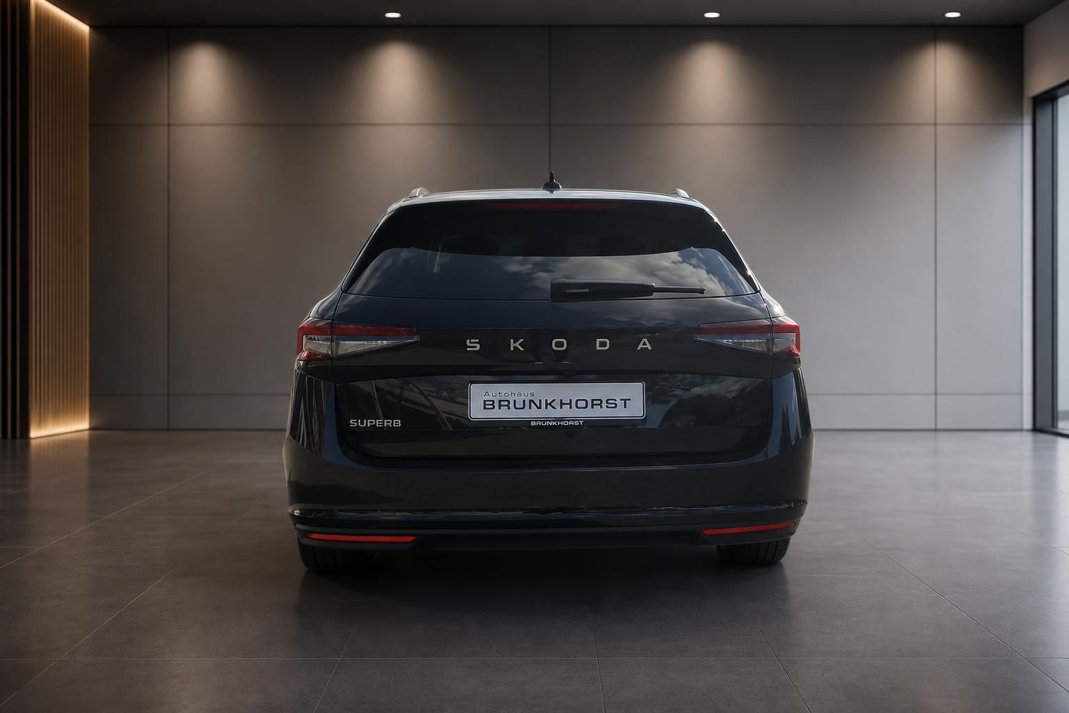 Skoda Superb Kombi Heckansicht in Schwarz - Rückansicht im Autohaus-Showroom