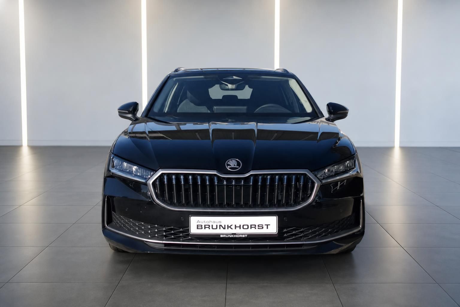 Skoda Superb Frontansicht in Schwarz - Showroom-Präsentation von vorne