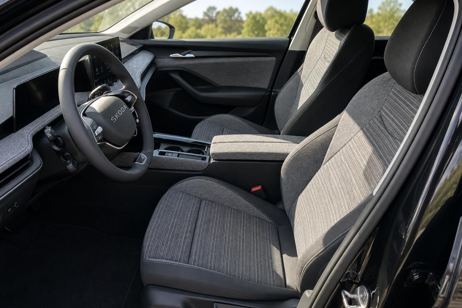 Skoda Innenraum mit Stoffsitzen in Grau-Beige - Fahrer- und Beifahrersitz