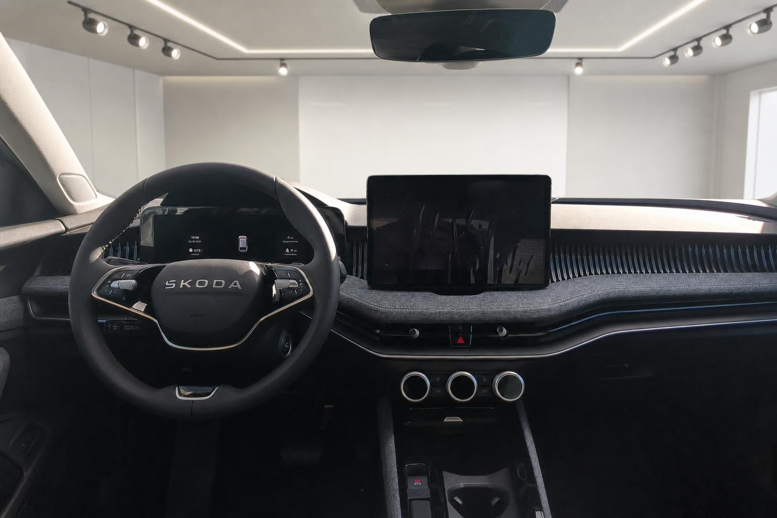 Skoda Cockpit mit Lenkrad und Touchscreen-Display - Innenraum-Detailansicht