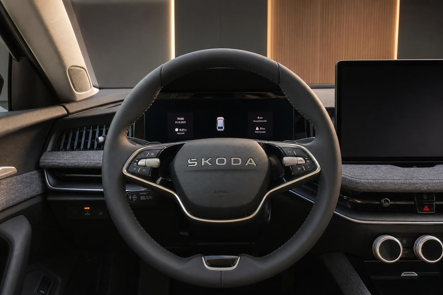 SKODA Lenkrad mit digitalem Cockpit und moderner Bedienung - Fahreransicht