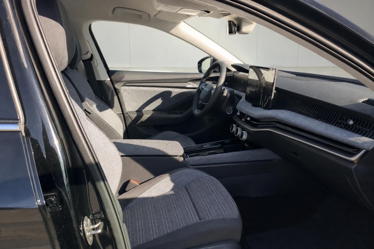 Fahrzeuginnenraum mit modernen Sitzen und hellem Interieur - Komfortausstattung