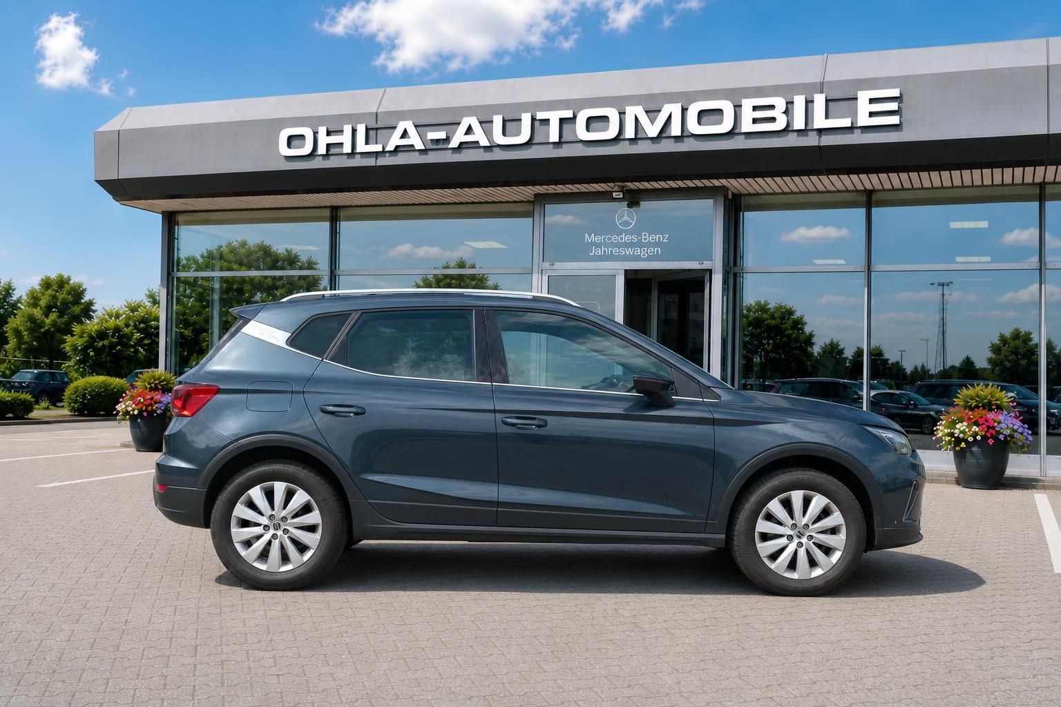 Seat Arona blaugrau, Seitenansicht vor Autohaus Ohla-Automobile