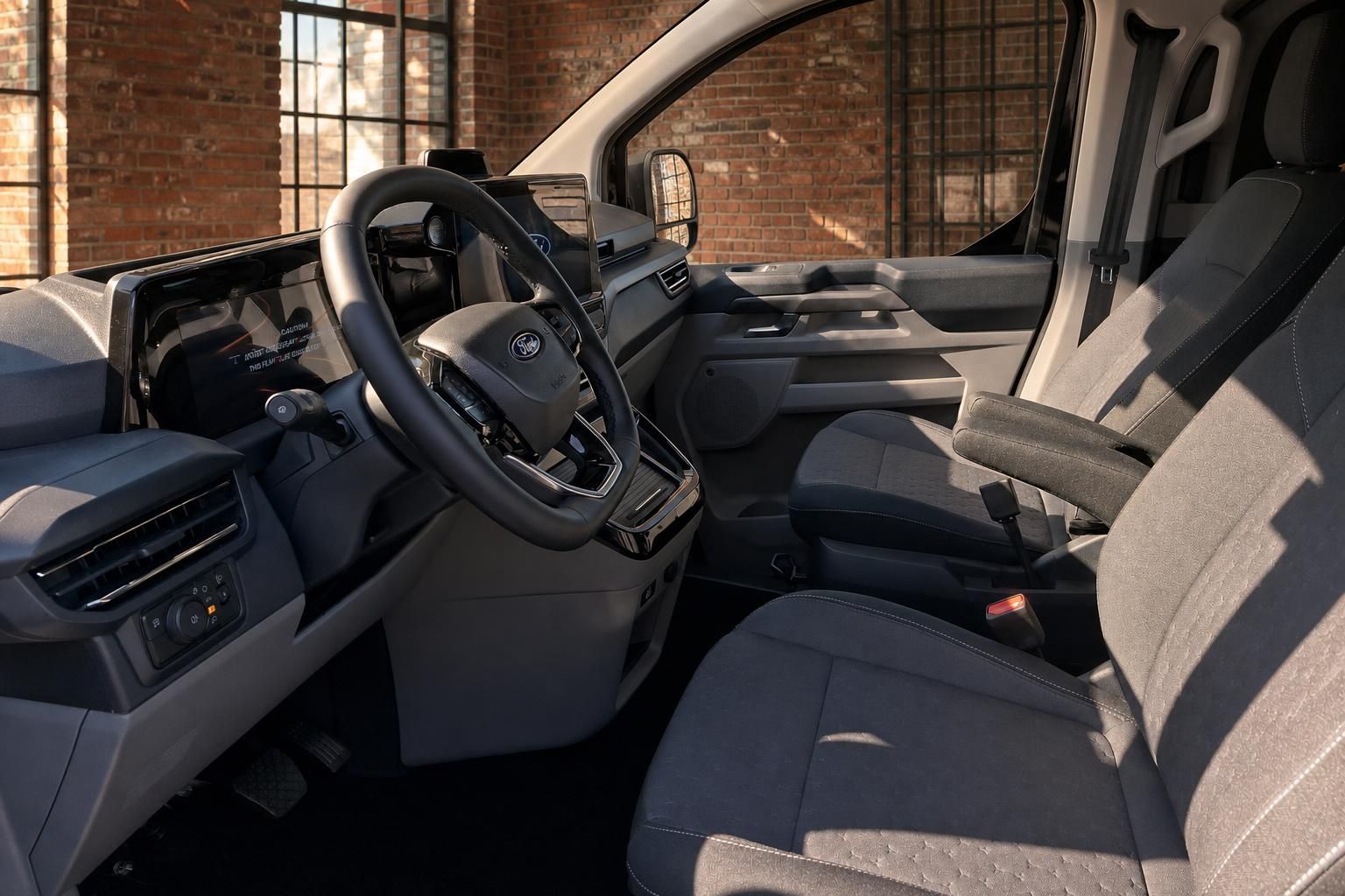 Ford Transit Innenraum mit Cockpit und Vordersitzen im Detail
