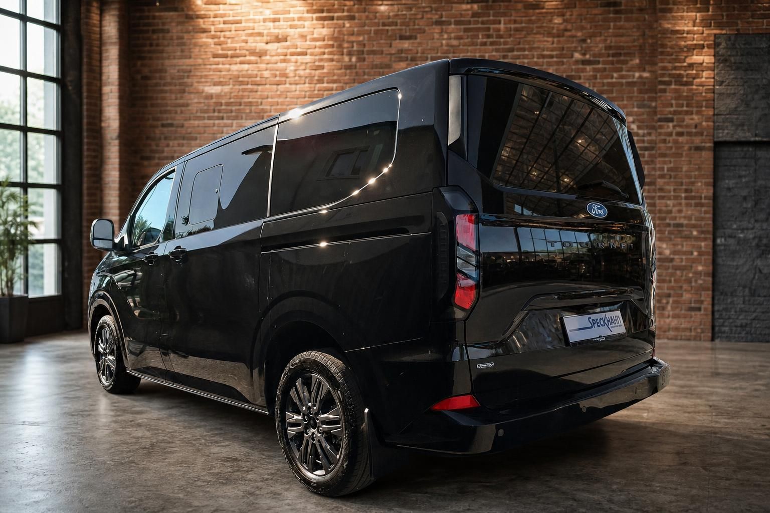 Ford Tourneo schwarz Heckansicht seitlich in Backstein-Loft