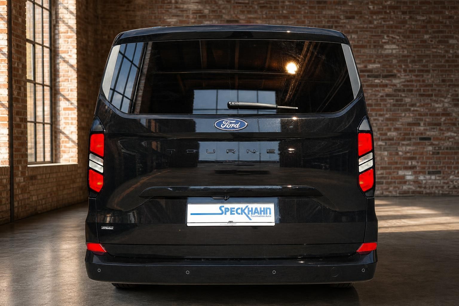 Ford Tourneo schwarz Heckansicht mit Rueckleuchten in Halle