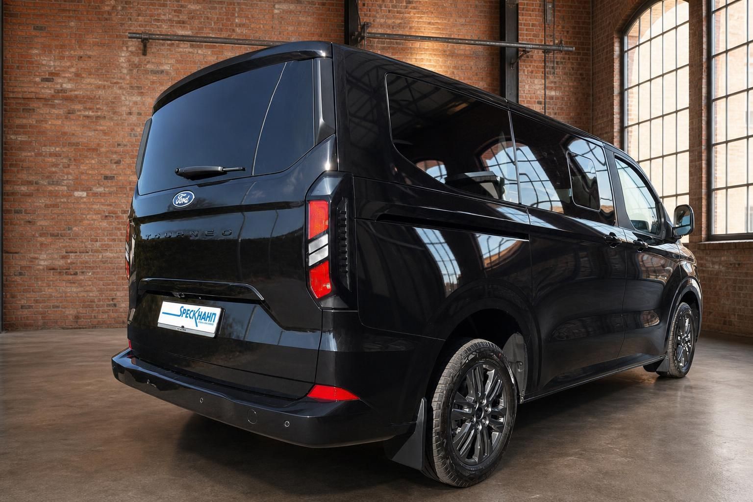 Ford Tourneo schwarz Heck seitlich Dreiviertelansicht Showroom