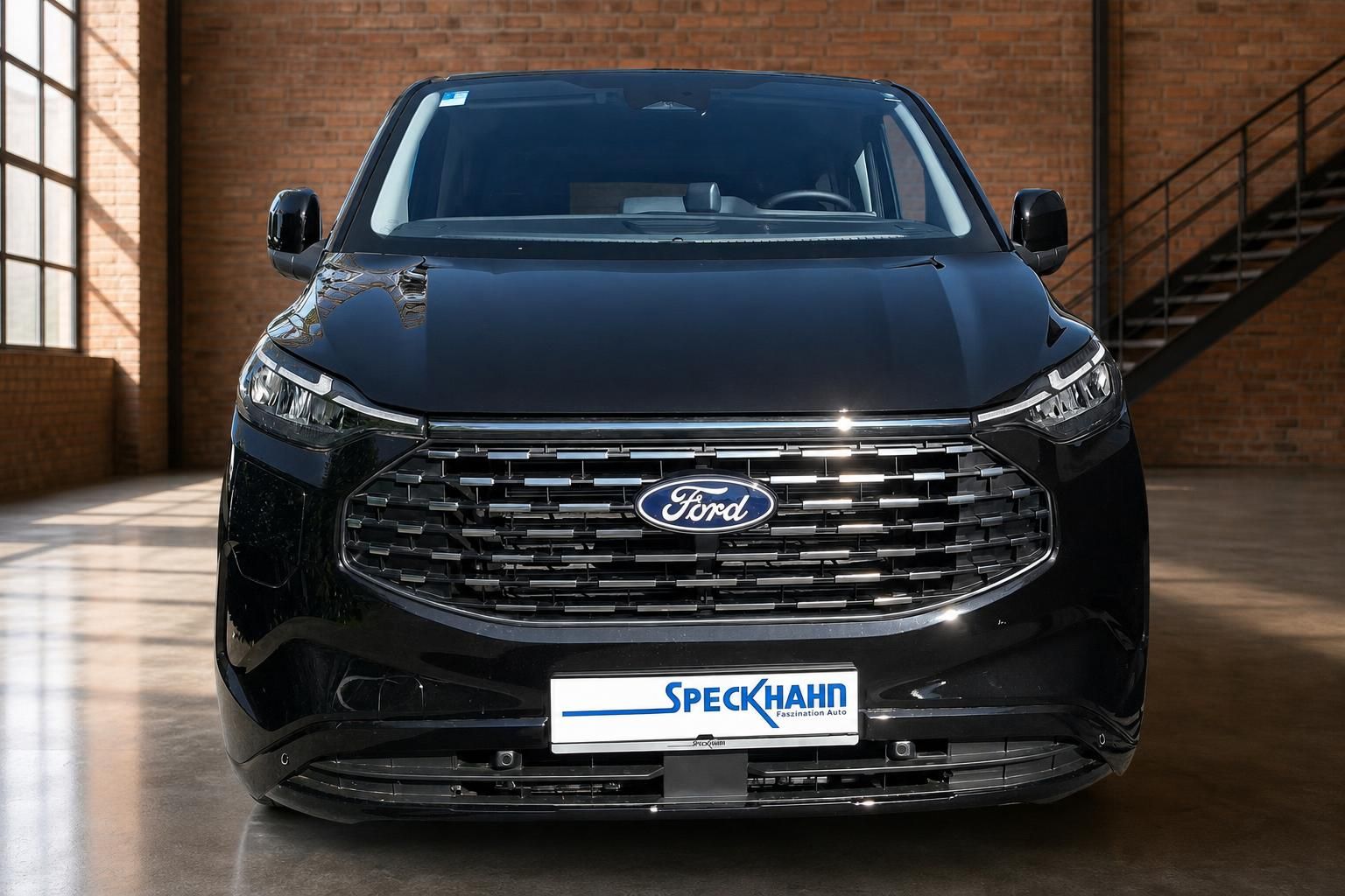 Ford Van in Schwarz, Frontansicht mit Kuehlergrill und Ford-Logo