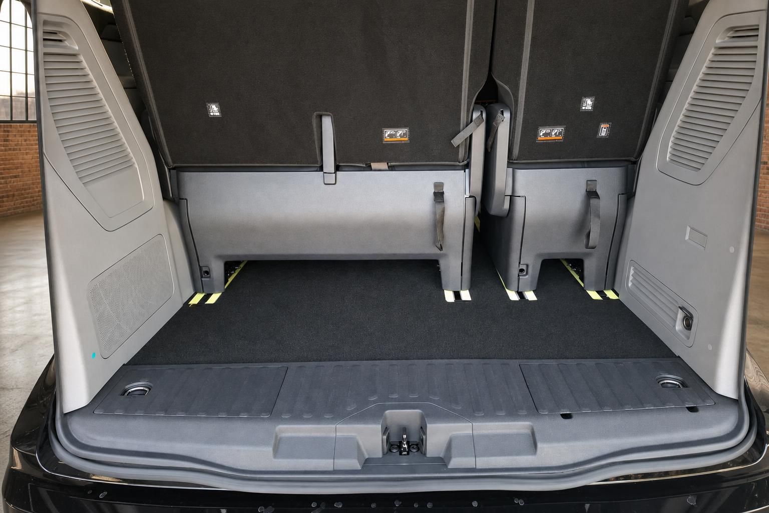 Ford Van Kofferraum mit umgeklappten Sitzen und viel Ladeflaeche