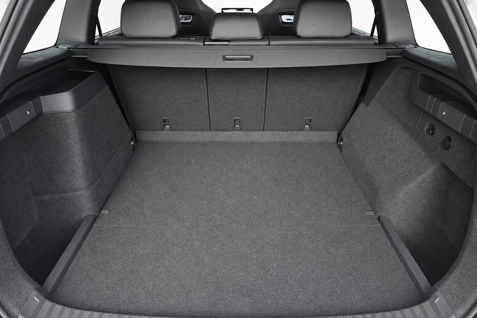 Kofferraum eines Kombis mit umgeklappter Rücksitzbank und großem Ladevolumen