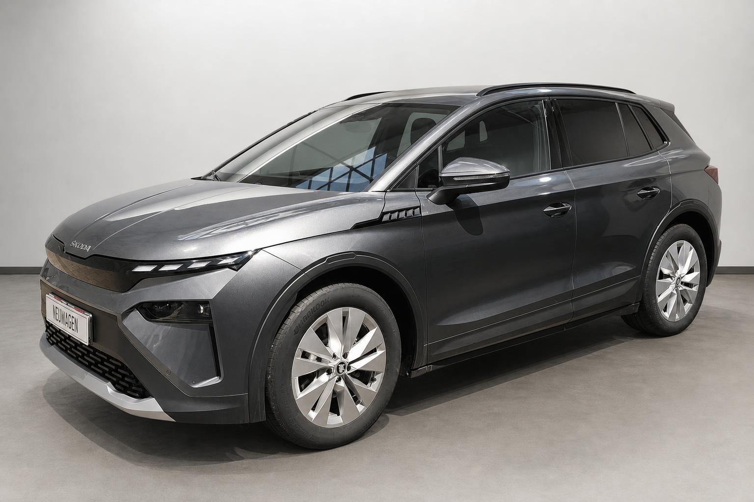 Skoda SUV in Grau metallic, Seitenansicht als Neuwagen im Studio