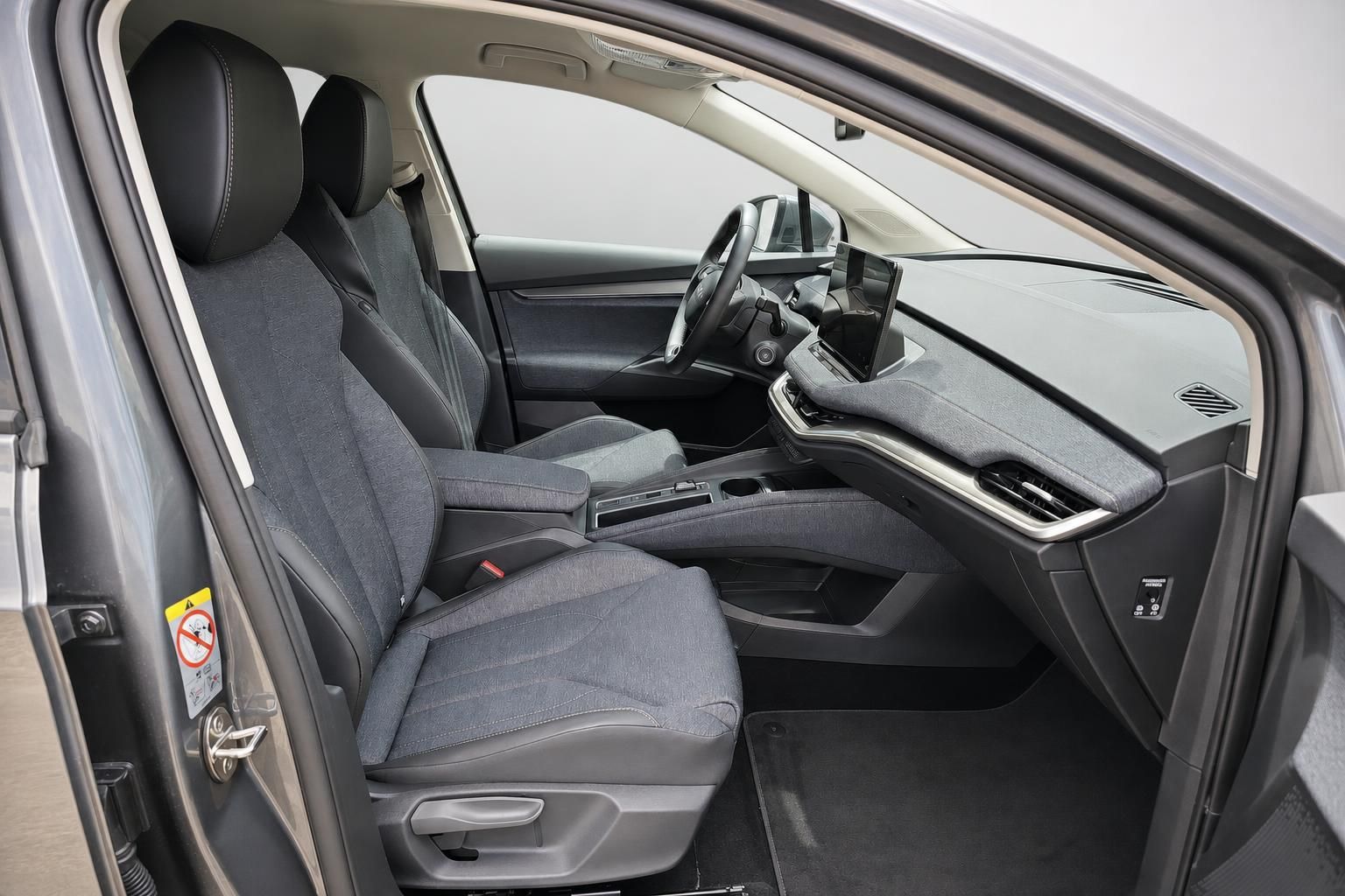 Skoda Vordersitze und Armaturenbrett durch geöffnete Fahrertür