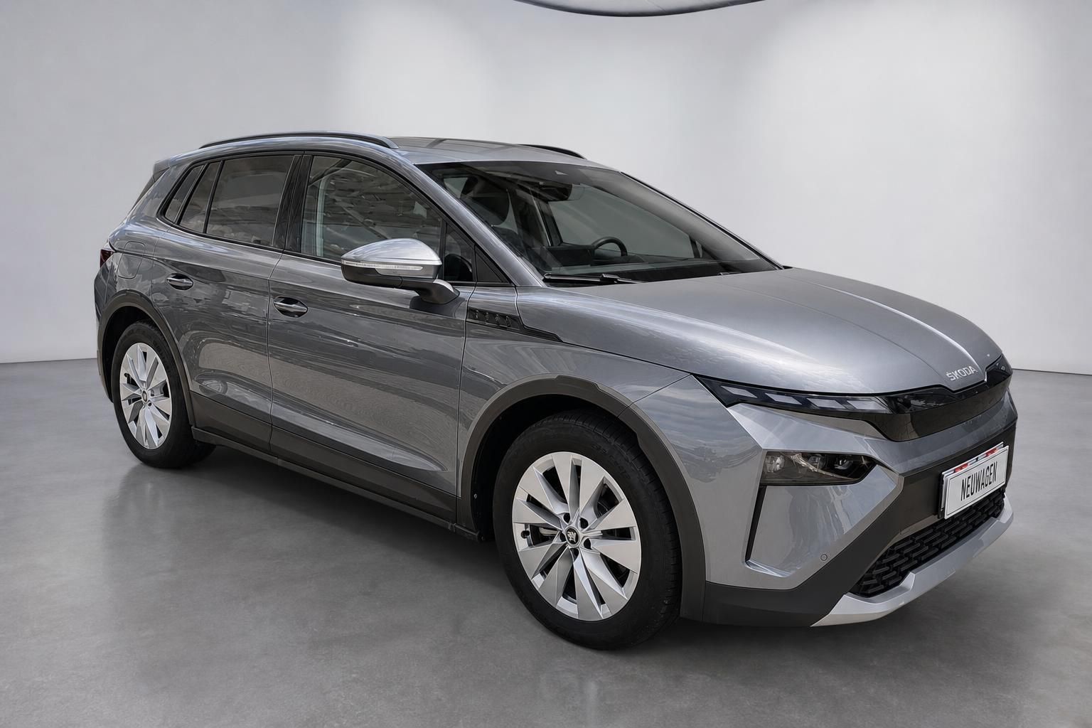 Skoda Elroq SUV in Grau, Frontansicht schräg im Studio