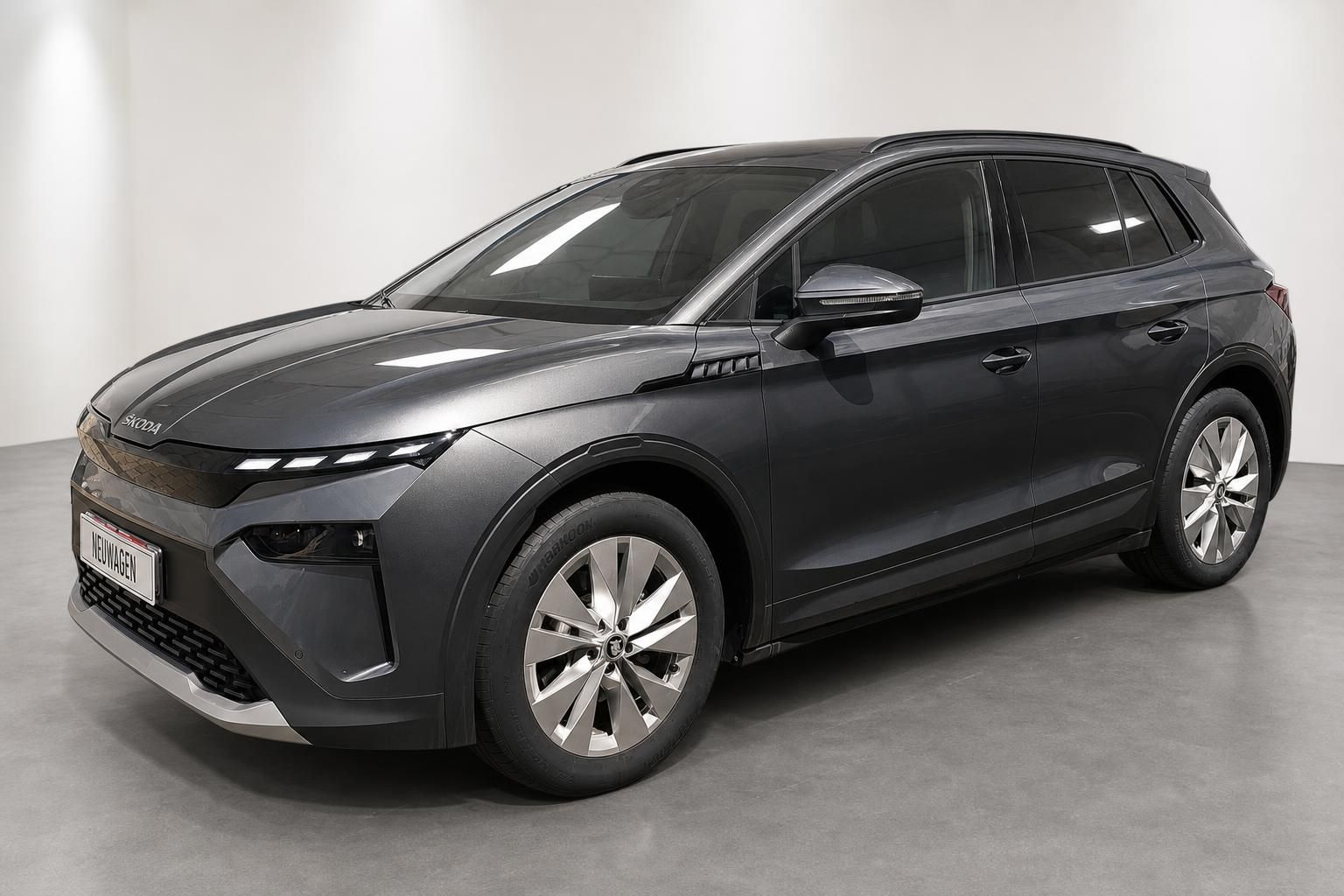 Skoda Elroq SUV in Dunkelgrau, Frontansicht schräg im Studio
