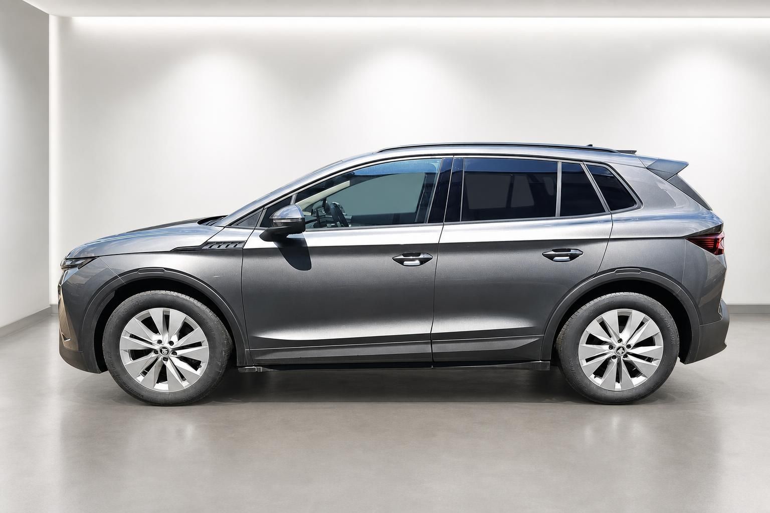 Skoda Elroq SUV in Grau, Seitenansicht im Fotostudio