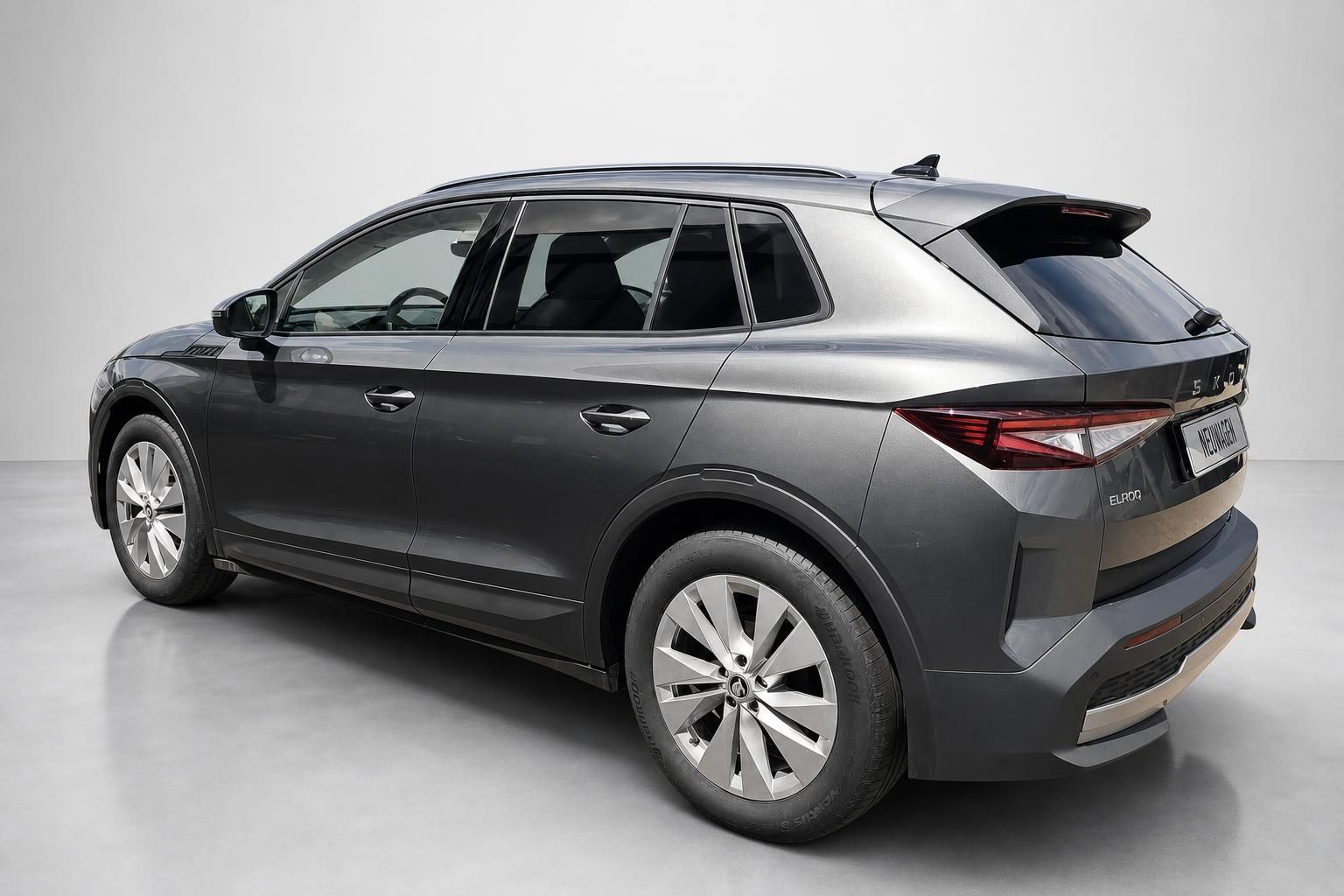 Skoda Elroq SUV in Grau, Heckansicht schräg im Studio