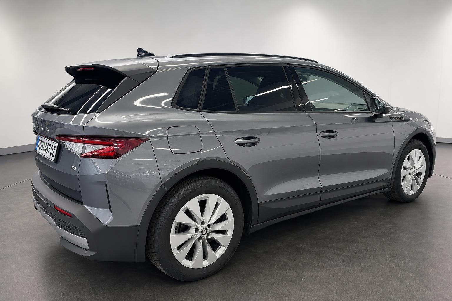 Skoda Elroq 60 Heckschraegansicht in grau, Elektro-SUV