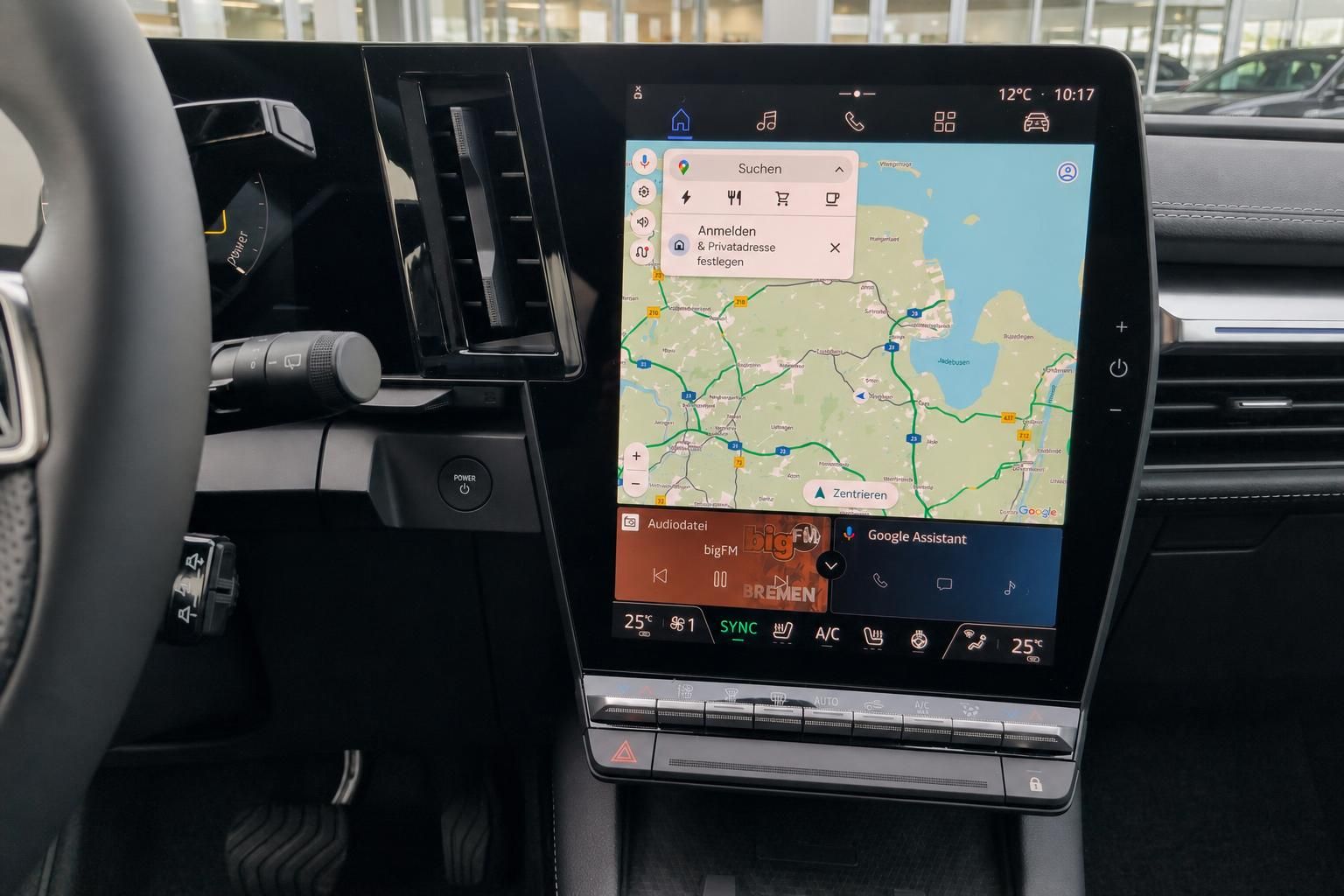 Mitsubishi Infotainment-Display mit Navigation und Google Assistant im Detail