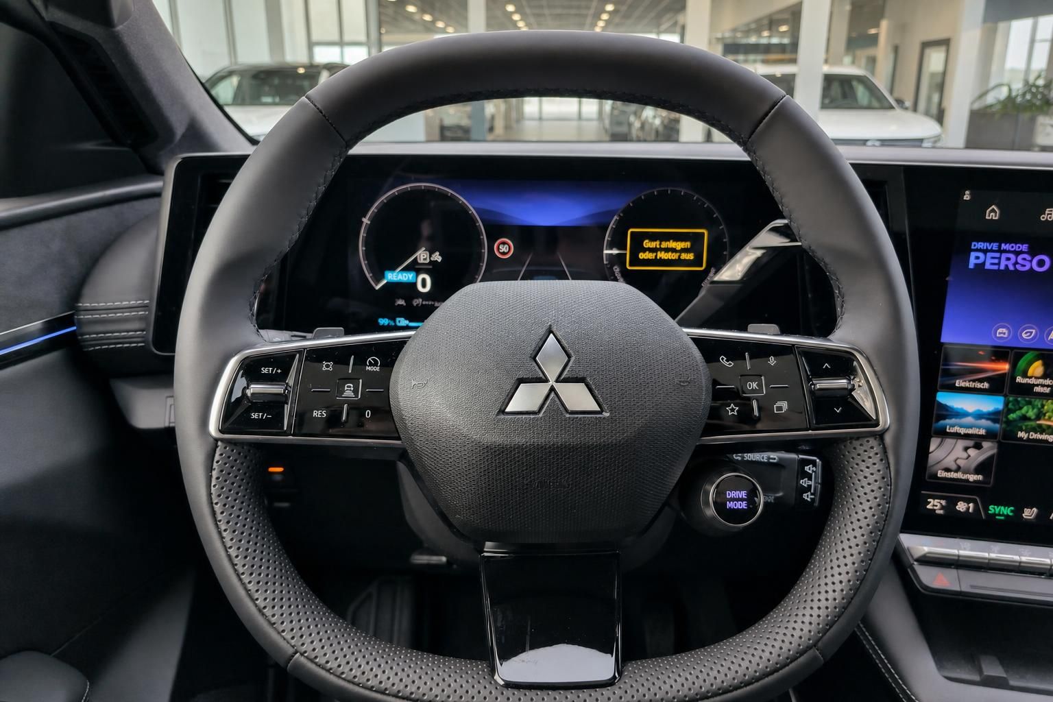 Mitsubishi Lenkrad mit Multifunktionstasten und digitalem Kombiinstrument
