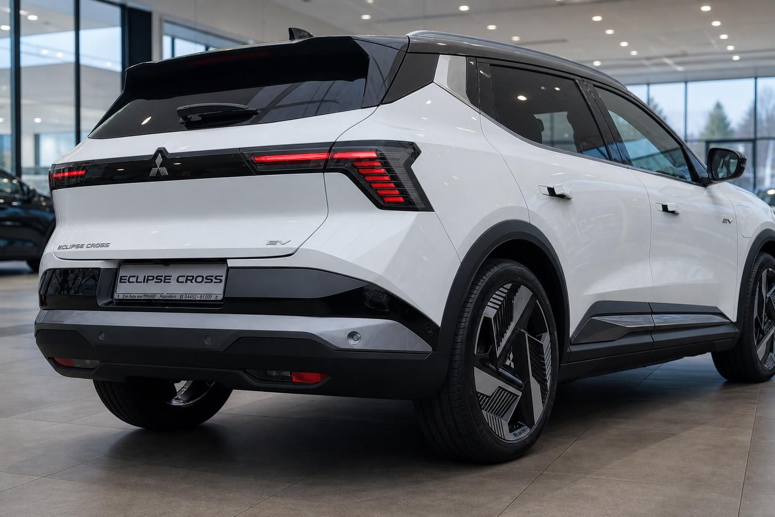 Mitsubishi Eclipse Cross EV weiß, Heckansicht im Autohaus