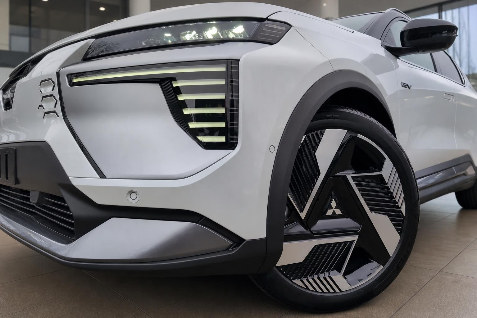 Mitsubishi Elektro-SUV Frontpartie mit LED-Scheinwerfer und Felge im Detail