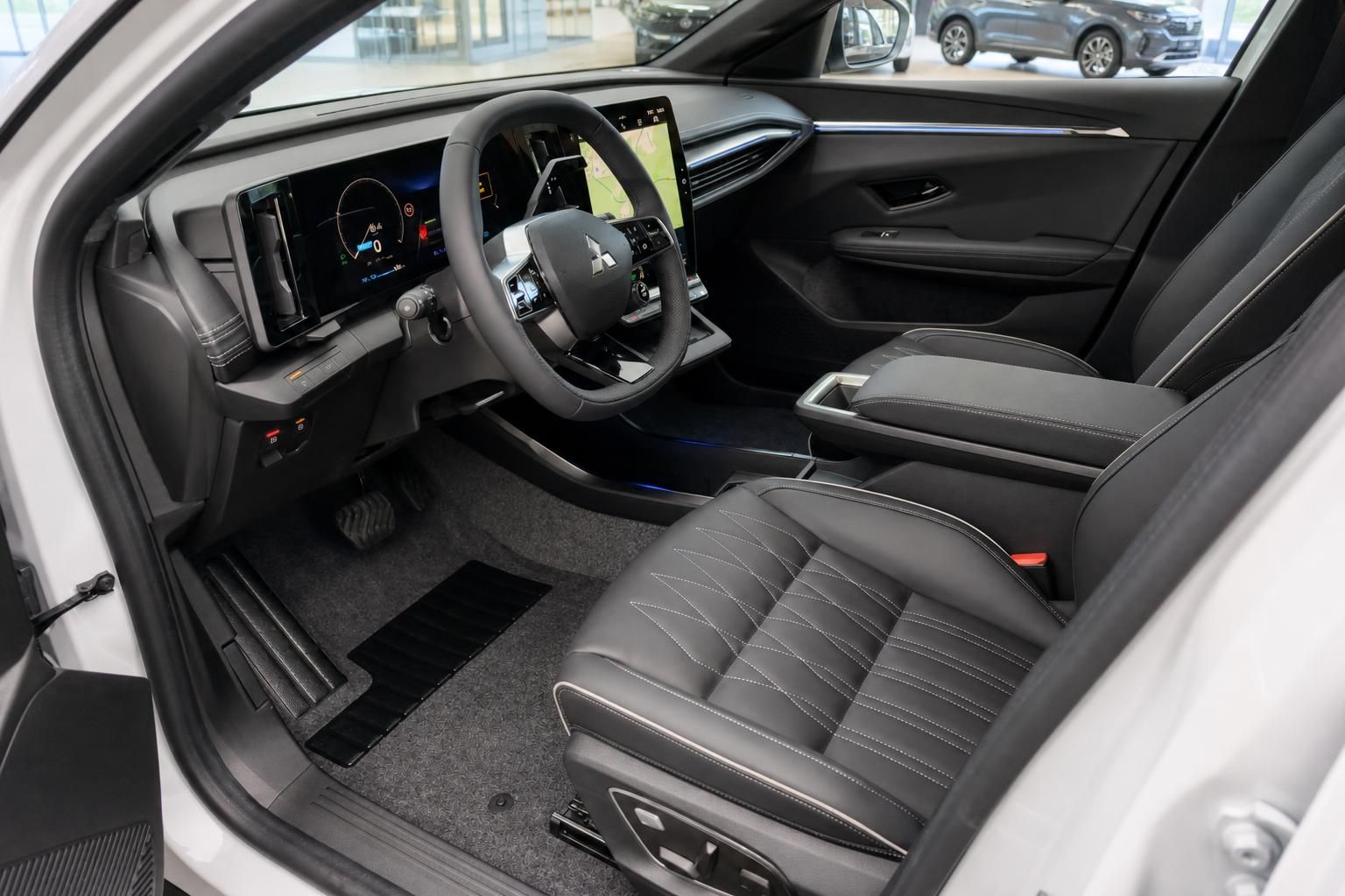 Mitsubishi Fahrerraum mit Lenkrad, Digitalcockpit und Ledersitzen
