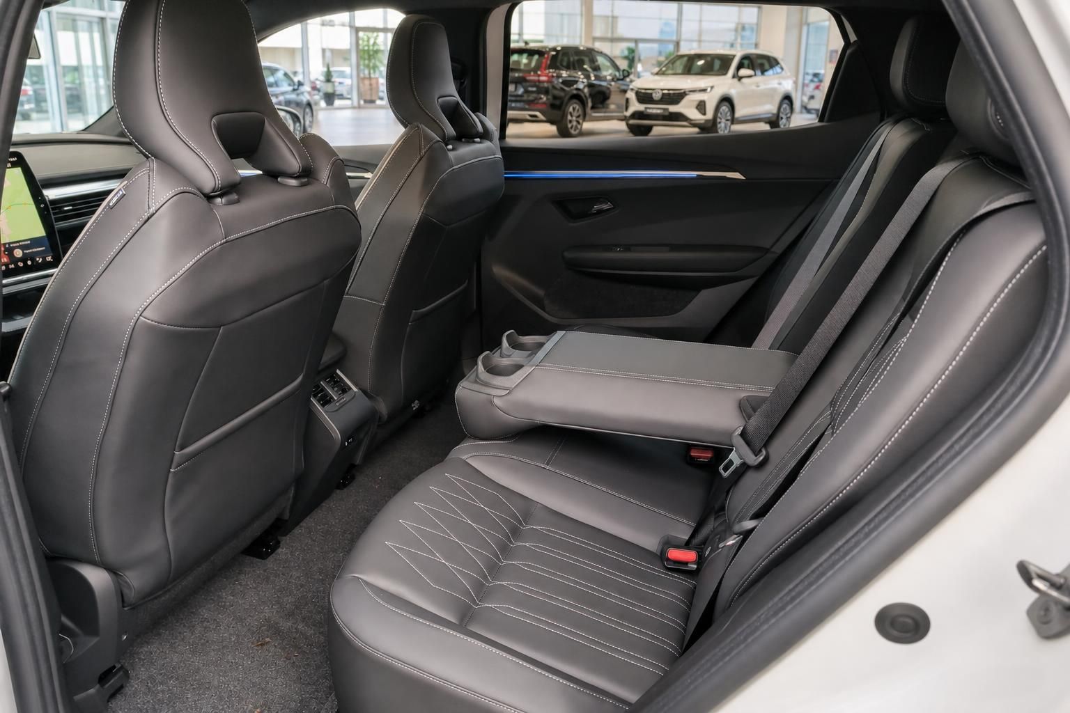 Mitsubishi Rücksitze mit Lederausstattung und Mittelarmlehne im Innenraum