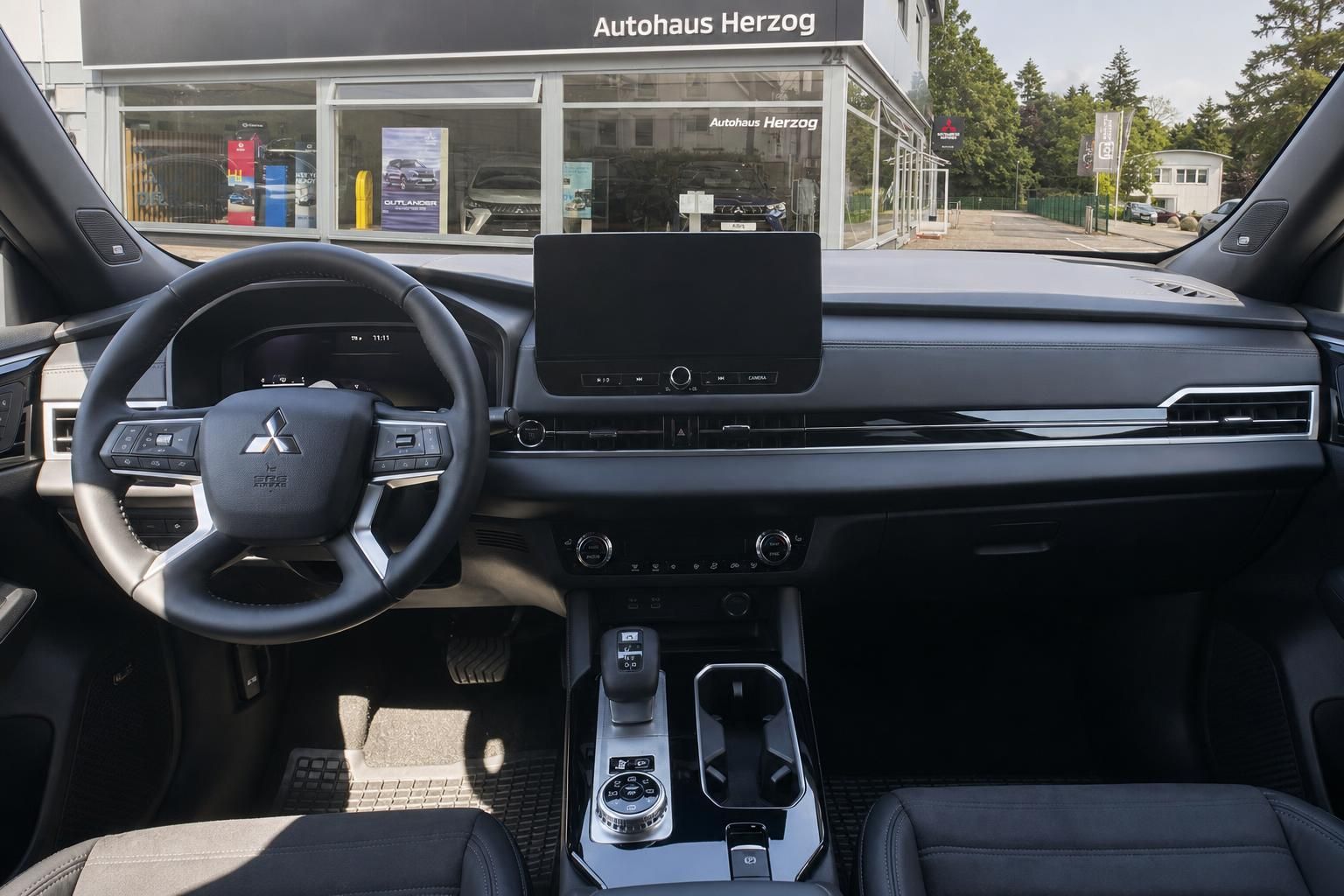 Mitsubishi Outlander Innenraum - Cockpit mit Digital-Display und modernem Armaturenbrett