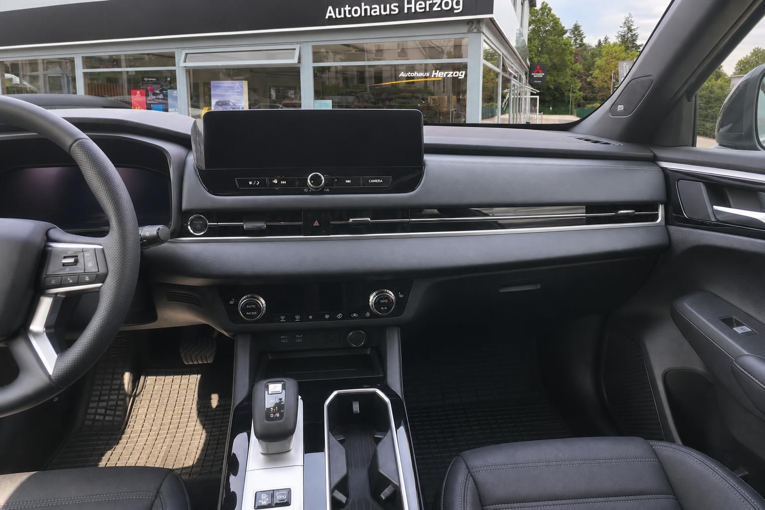 Mitsubishi Cockpit mit Touchscreen, Klimaanlage und Mittelkonsole