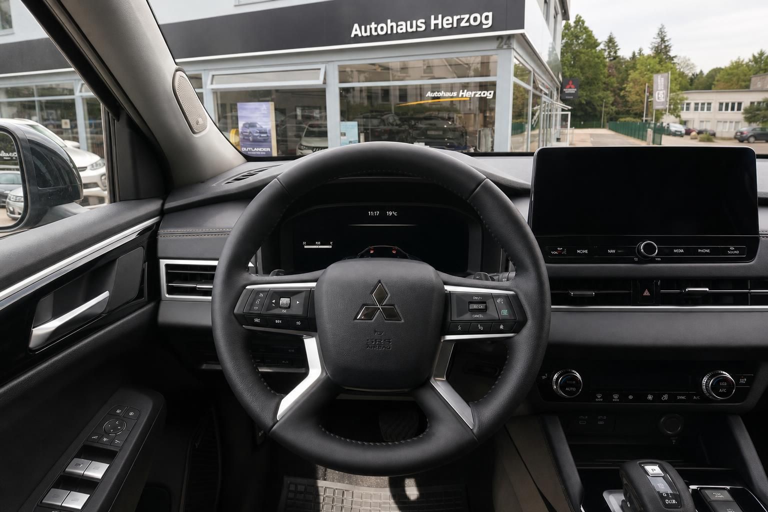 Mitsubishi Innenraum mit Lenkrad, Armaturenbrett und Infotainment-Display