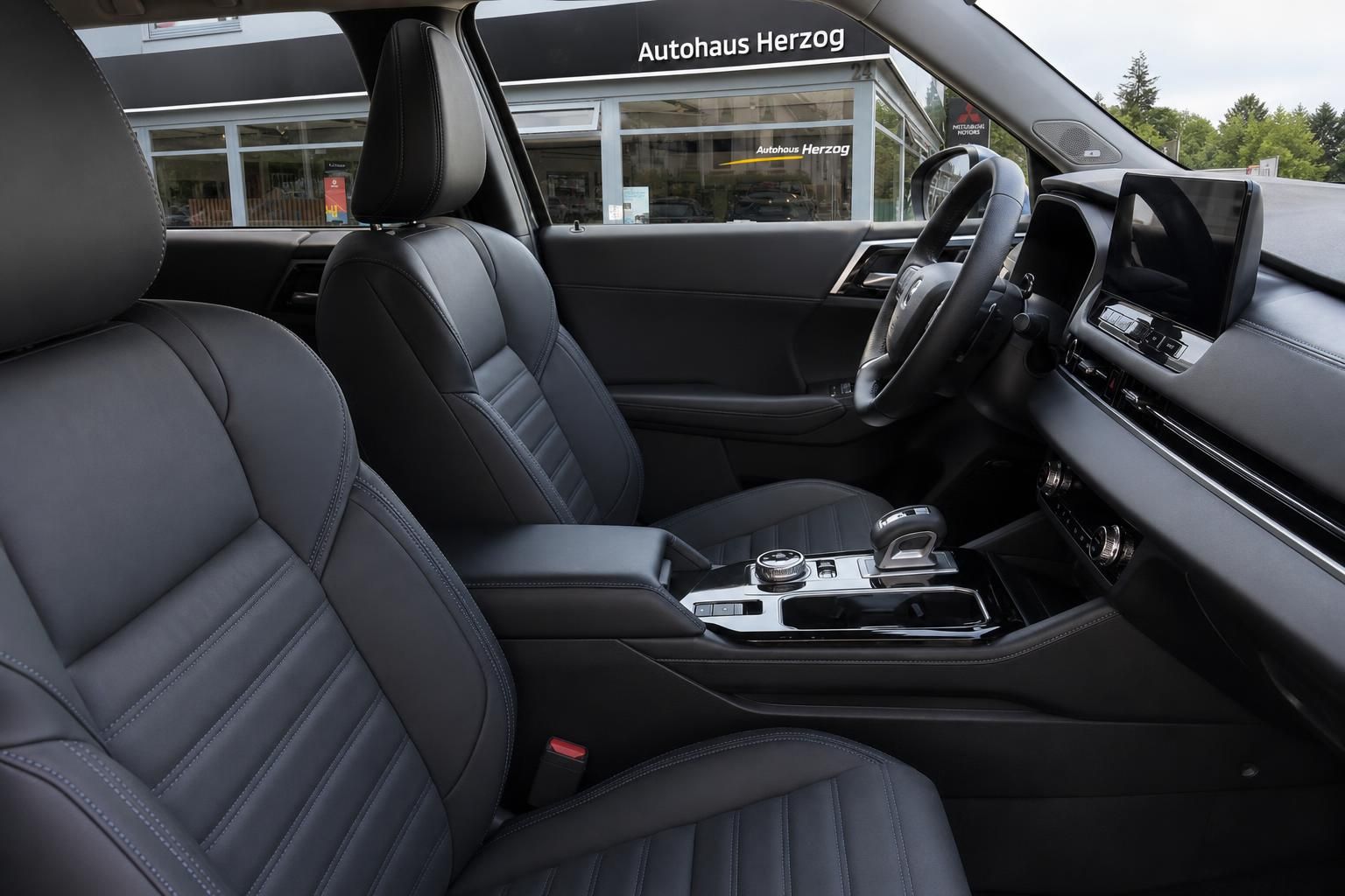 Mitsubishi Vordersitze mit schwarzer Lederausstattung und Mittelkonsole